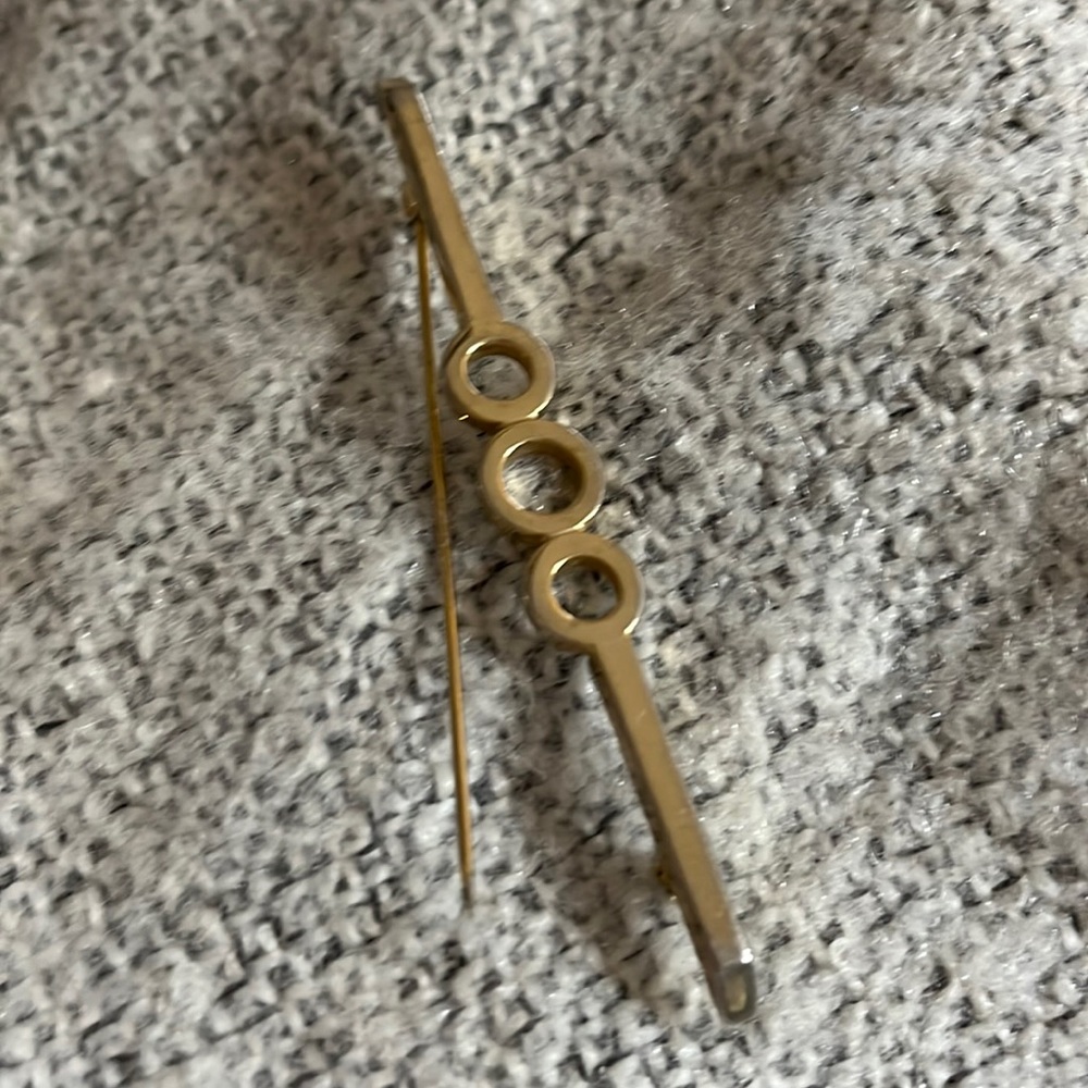 1980s gold tone bar pin in art deco style
